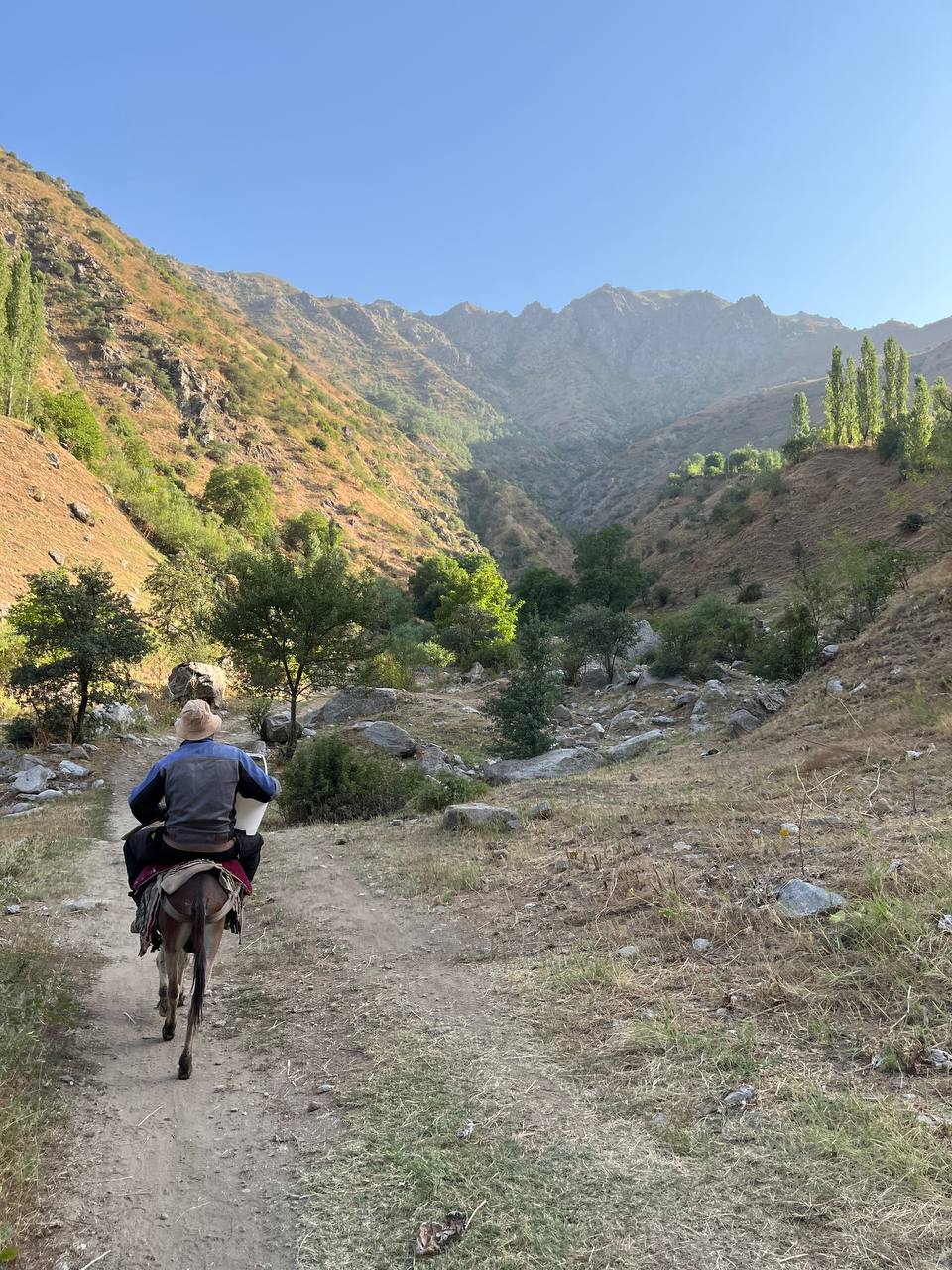 Mountain trail in Kamarob